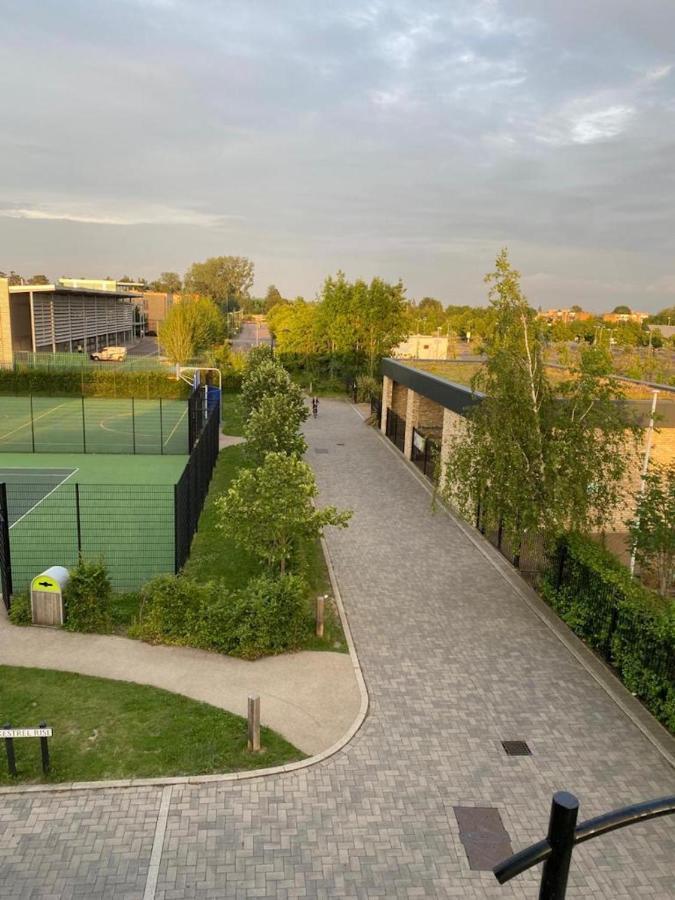 Contemporary Trumpington Apartment With Self Check-In ,Free On-Site Parking, Terrace, Super Fast Wifi & 5 Mins Drive To Papworth & Addenbrookes Hospitals Кембридж Экстерьер фото