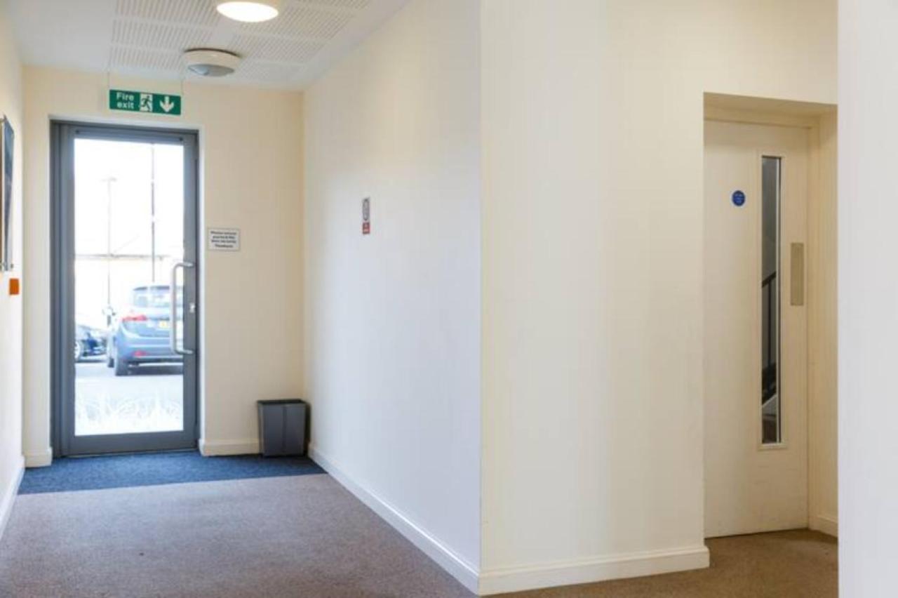 Contemporary Trumpington Apartment With Self Check-In ,Free On-Site Parking, Terrace, Super Fast Wifi & 5 Mins Drive To Papworth & Addenbrookes Hospitals Кембридж Экстерьер фото