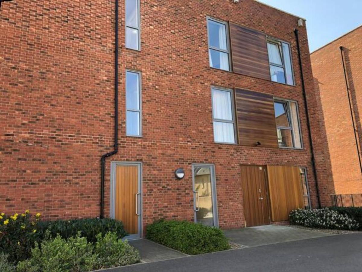 Contemporary Trumpington Apartment With Self Check-In ,Free On-Site Parking, Terrace, Super Fast Wifi & 5 Mins Drive To Papworth & Addenbrookes Hospitals Кембридж Экстерьер фото