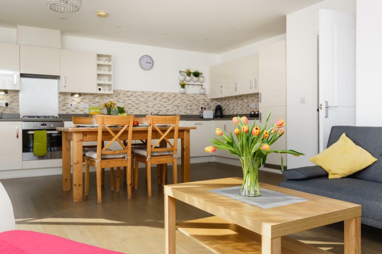 Contemporary Trumpington Apartment With Self Check-In ,Free On-Site Parking, Terrace, Super Fast Wifi & 5 Mins Drive To Papworth & Addenbrookes Hospitals Кембридж Экстерьер фото