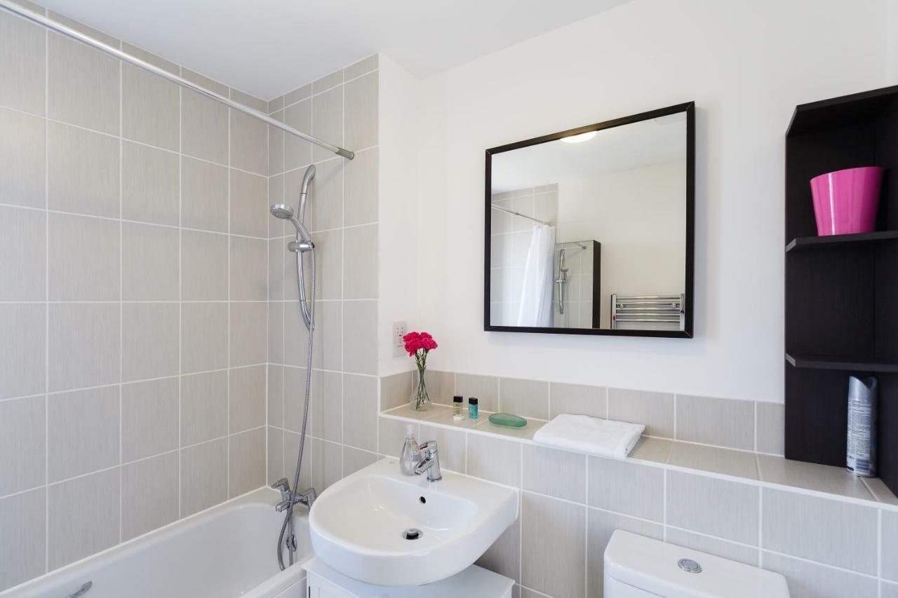 Contemporary Trumpington Apartment With Self Check-In ,Free On-Site Parking, Terrace, Super Fast Wifi & 5 Mins Drive To Papworth & Addenbrookes Hospitals Кембридж Экстерьер фото