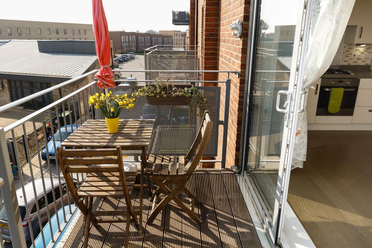 Contemporary Trumpington Apartment With Self Check-In ,Free On-Site Parking, Terrace, Super Fast Wifi & 5 Mins Drive To Papworth & Addenbrookes Hospitals Кембридж Экстерьер фото
